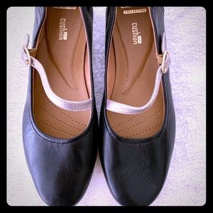 Black/Gold leather ballerina flats by Clark’s. 9.5